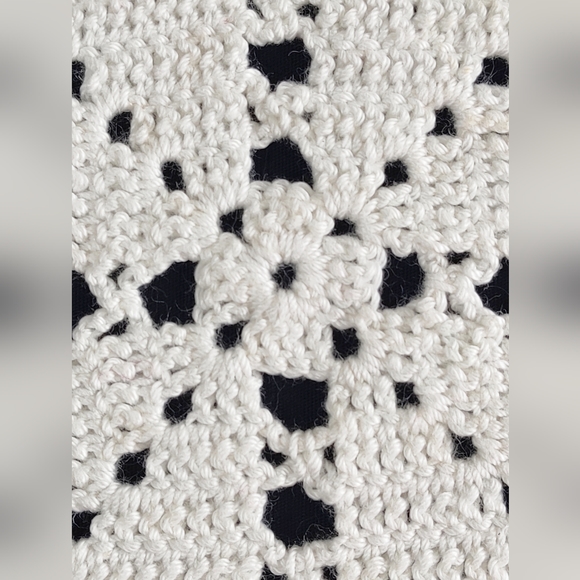 Retro crocheted rectangular, dresser, scarf, table runner, doily, table linens. - Picture 7 of 11